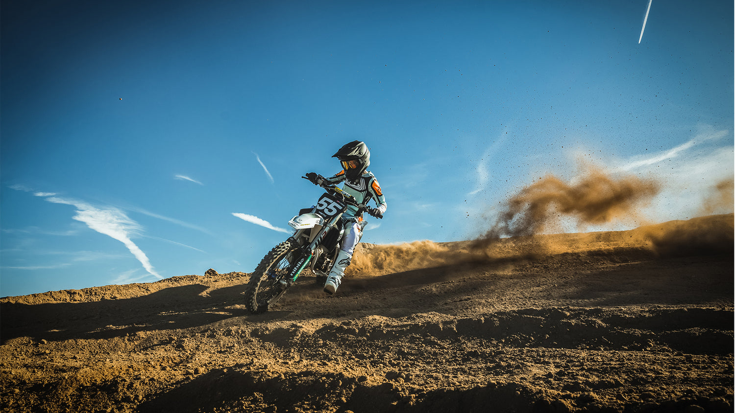 Motocross rider on the track, wearing an SE4 helmet